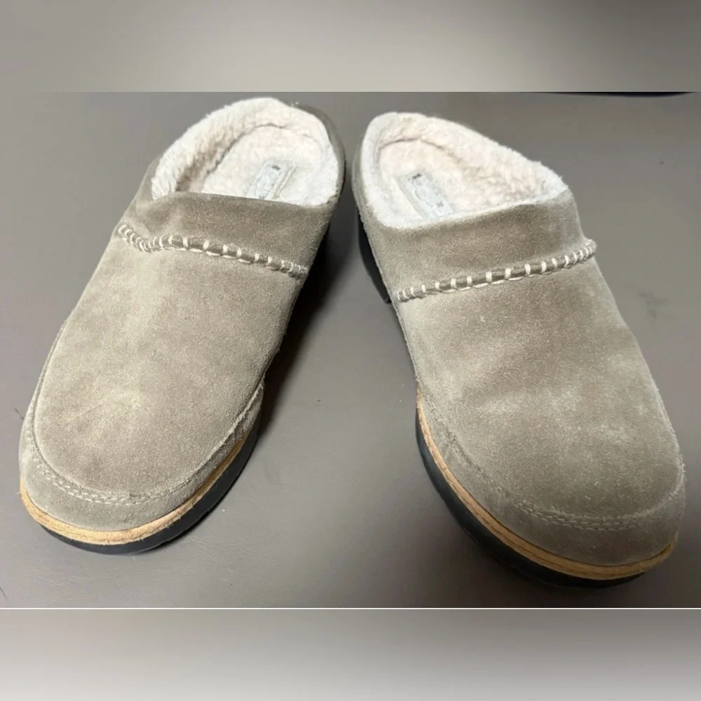 UGG Women’s Size 8 1/2 Lynwood Closed Toe Clogs Shoes Khaki Color Suede - Picture 13 of 15